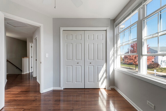 Building Photo - 1093 Symphony Dr