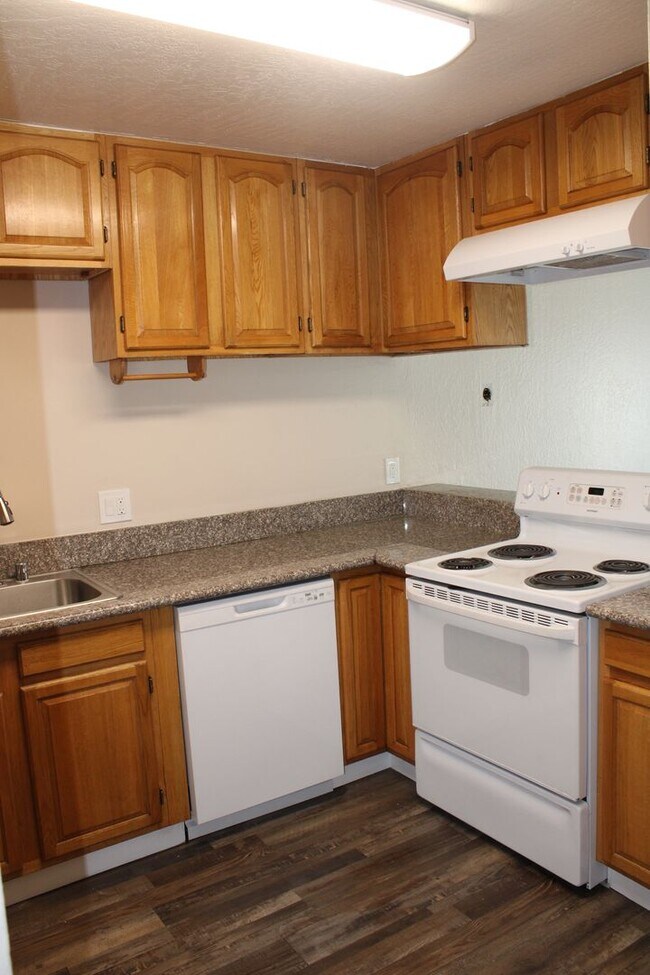 Building Photo - Updated 4 bedroom, 1 1/2 bathroom Townhome...