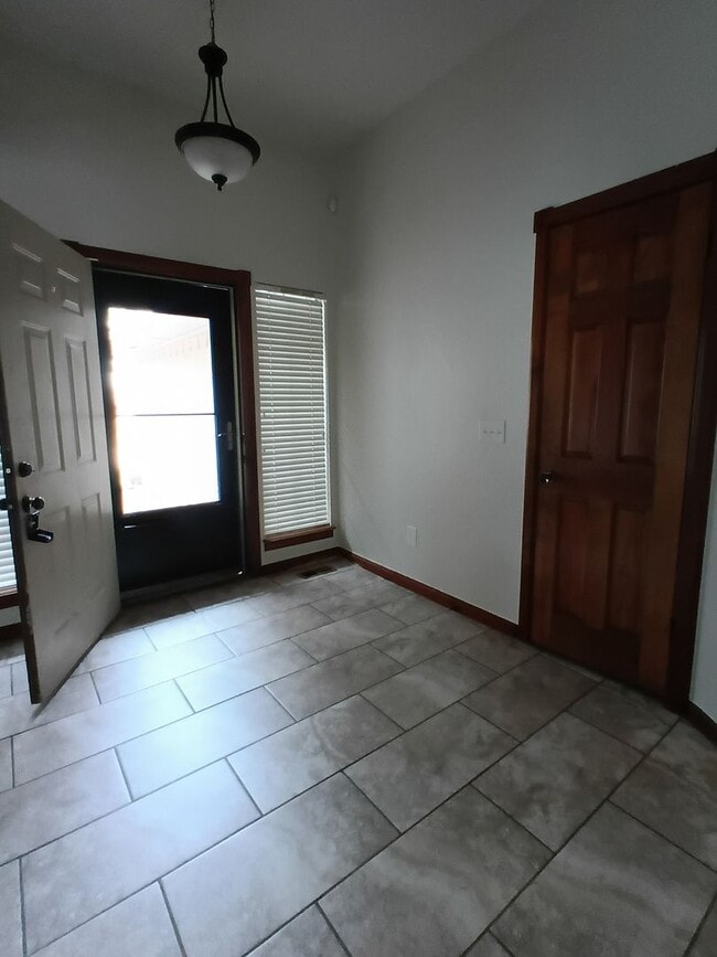 Building Photo - Carl Albert Schools! - Great Home!