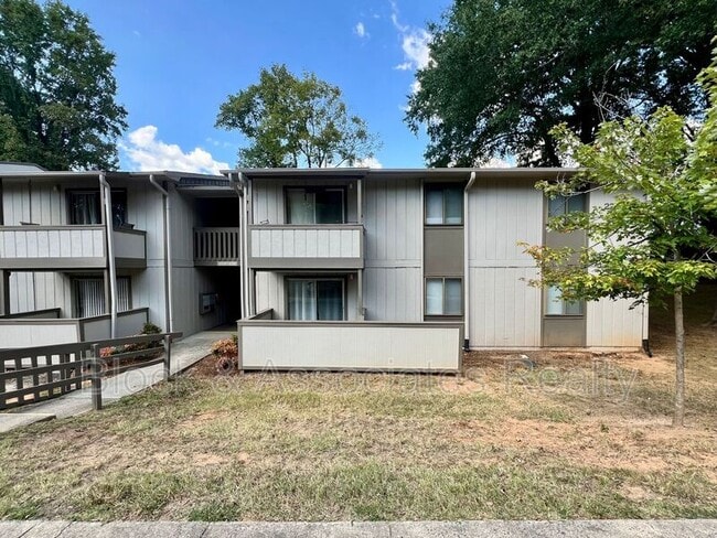 Building Photo - 2250 Sunderland Rd