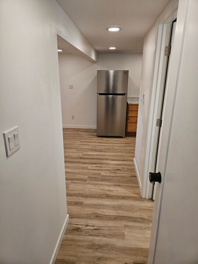 Building Photo - New 1 Bed unit - Safe, cool, clean, and nice.