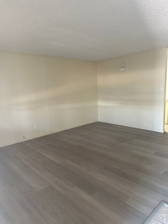 Building Photo - 4 bedroom Rental