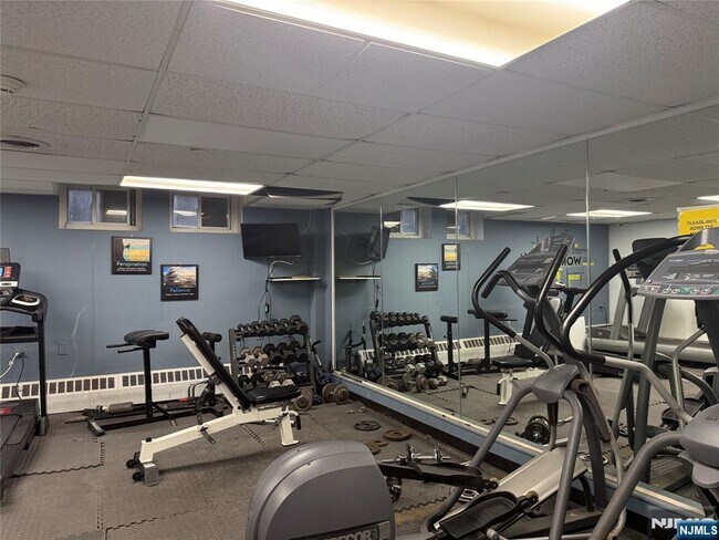 Building Photo - 39 E 39th St