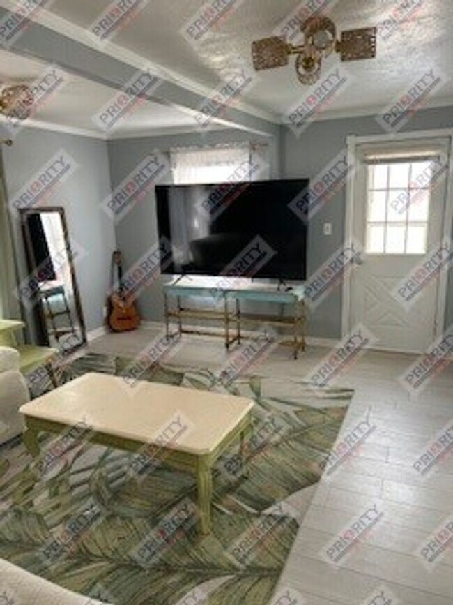 Building Photo - Charming Downtown House For Rent