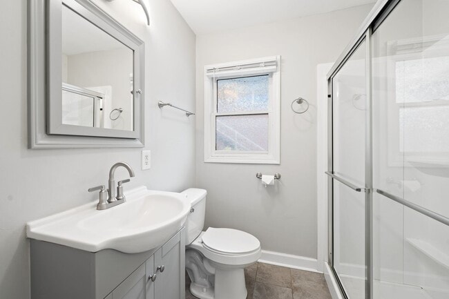 Building Photo - Renovated 2 bed/1 bath duplex minutes from downtown!