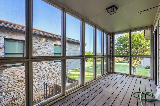 Building Photo - 208 Crescent Bluff