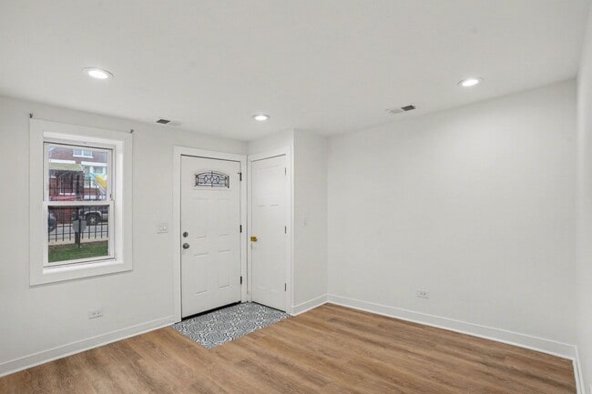 Building Photo - 2812 S Pulaski Rd