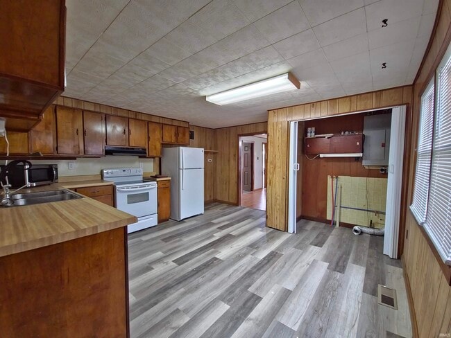 Building Photo - 108 S Oak St