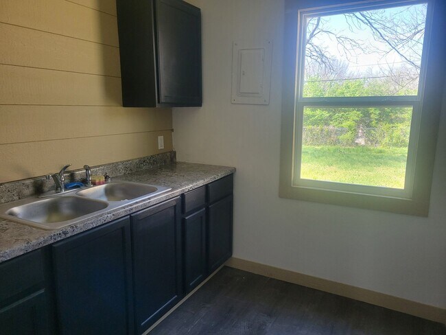 Building Photo - 2 Bedroom House Backyard!