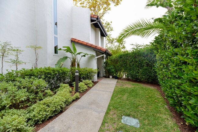 Building Photo - Fully Remodeled unit in the beautiful gate...