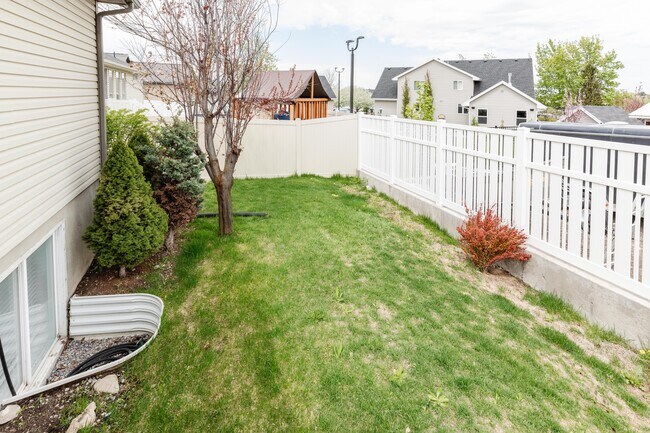 Building Photo - 237 E 270 N