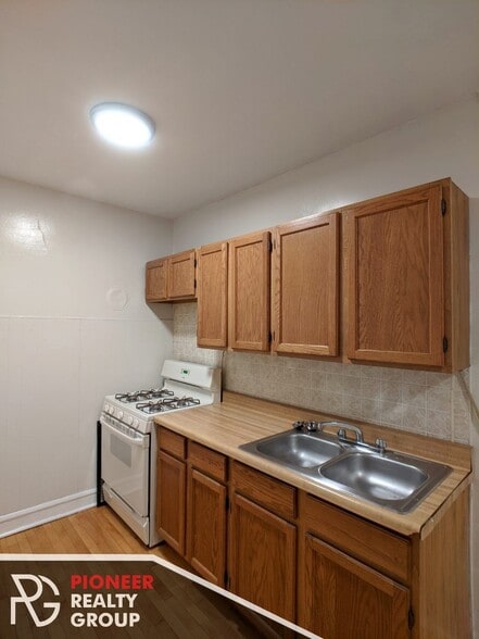 Building Photo - 4208 N Clark St