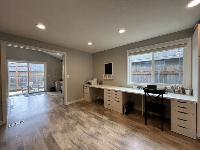 Building Photo - Charming Home Near Nike Campus with Vaulted Ceilings & Updated Kitchen