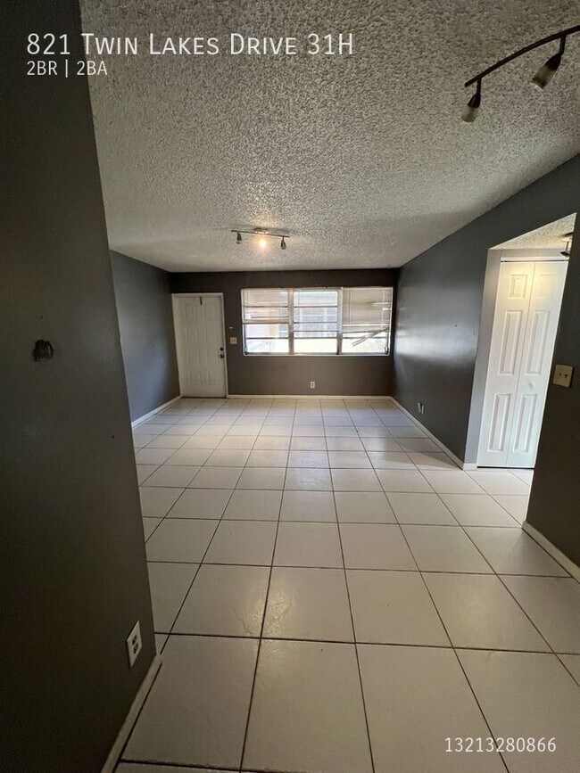 Building Photo - 821 Twin Lakes Dr