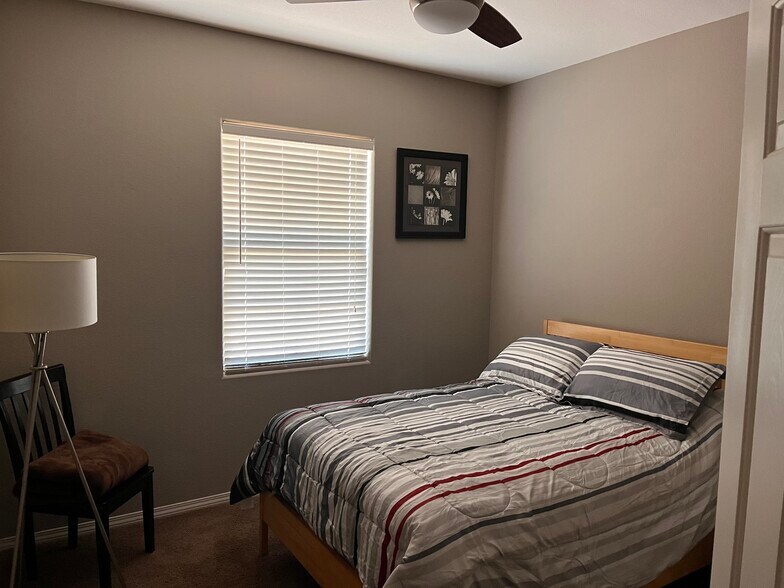 Building Photo - 1740 Greenfield Dr