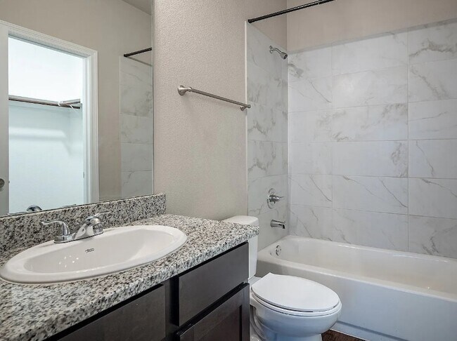 Building Photo - 2708 Vine Ct