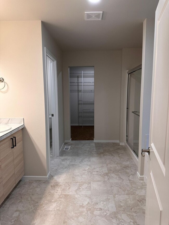 Building Photo - Beautiful Spanaway Home! Apply Today
