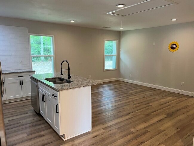 Building Photo - 1716 GA-85