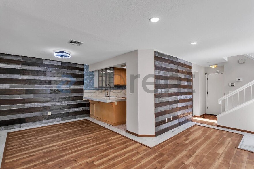 Building Photo - Unit