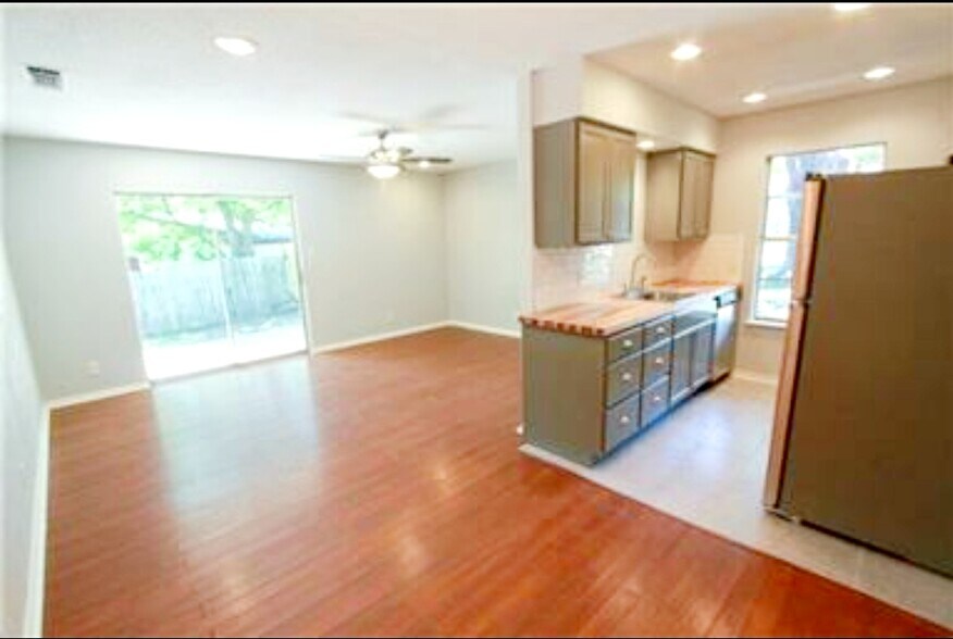 Building Photo - 9805 Dallum Dr