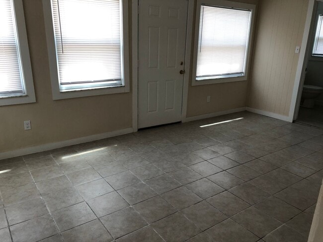 Building Photo - Quaint 2/1.5 bath home