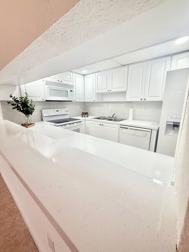 Building Photo - 984 W 40th St