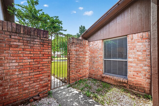 Building Photo - 711 Leicester Ln