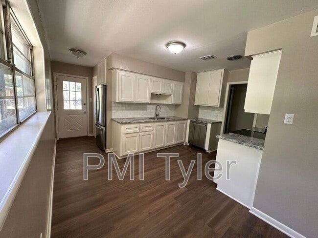 Building Photo - 2007 Bradshaw Dr