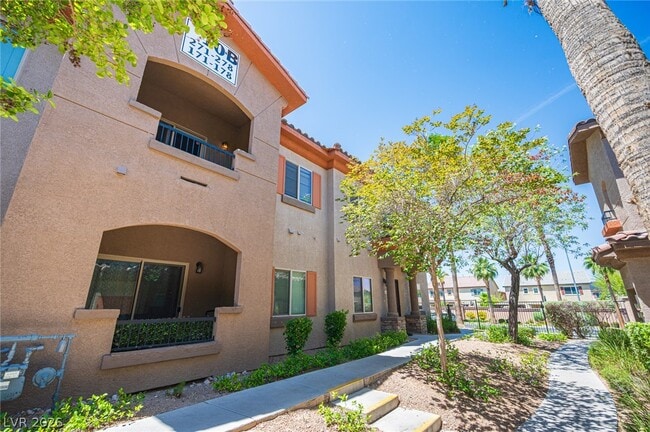 Building Photo - 7701 W Robindale Rd