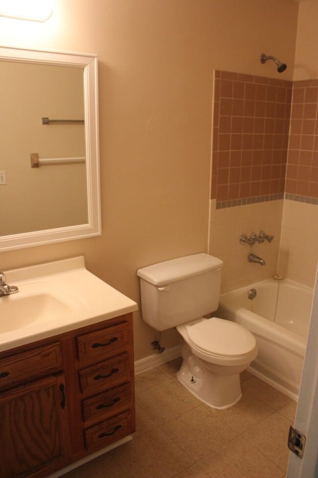 Building Photo - 2 bedroom 1 Bathroom in Tower Oaks