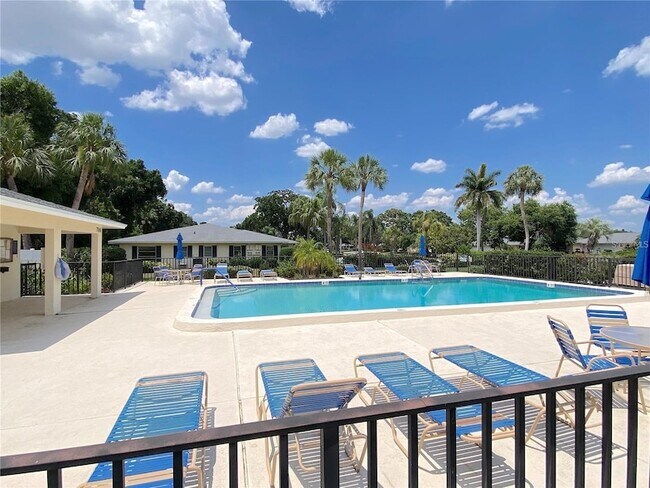 Building Photo - 7041 W Country Club Dr N