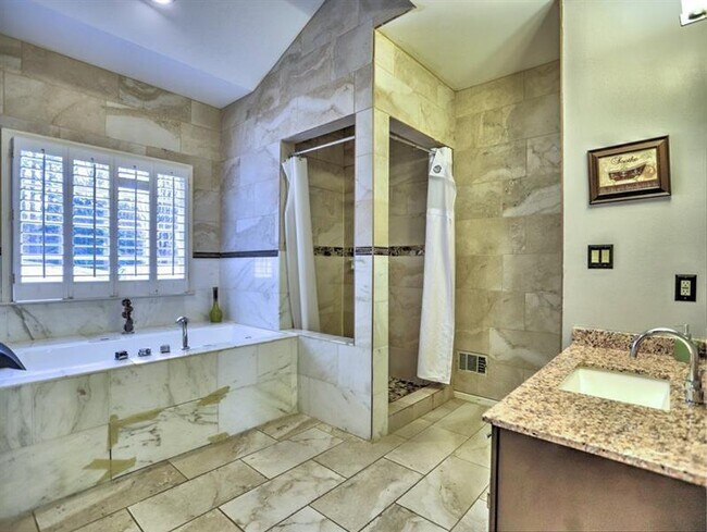 Building Photo - 817 Pinnacle Pl NE