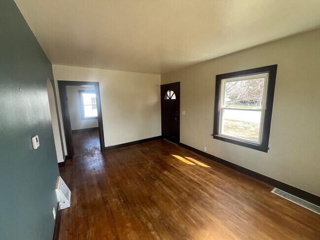 Building Photo - Fully Remodeled 2 Bedroom 1.5 Bathroom House in Moline