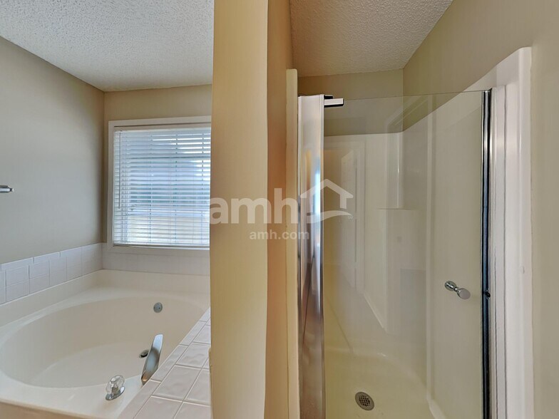 Building Photo - 811 Karie Dr