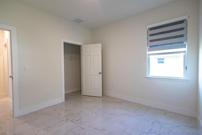 Building Photo - 2149 SW Susset Ln