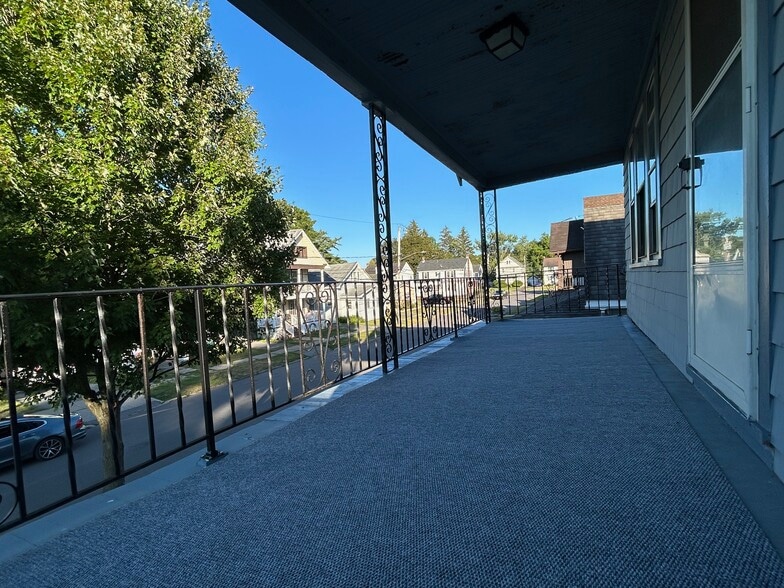 Live outdoors - private front porch - 109 Hawthorne Ave