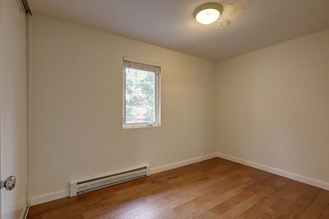 Building Photo - Prime Bellevue Location | 2 Bed Condo + Garage + Pool