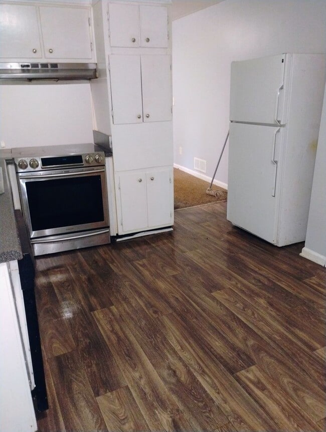 Building Photo - AMAZING 3 BEDROOM HOME MOVE IN READY ONLY ...