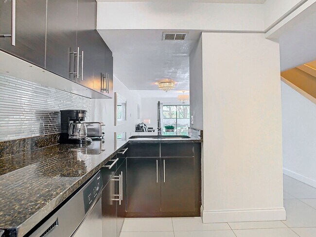 Building Photo - Vineland Road, Orlando, FL 32811 - 2 BR 2.5 BA townhouse