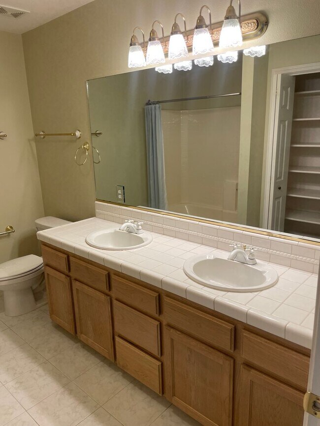 Building Photo - Luxury Living in The Knolls