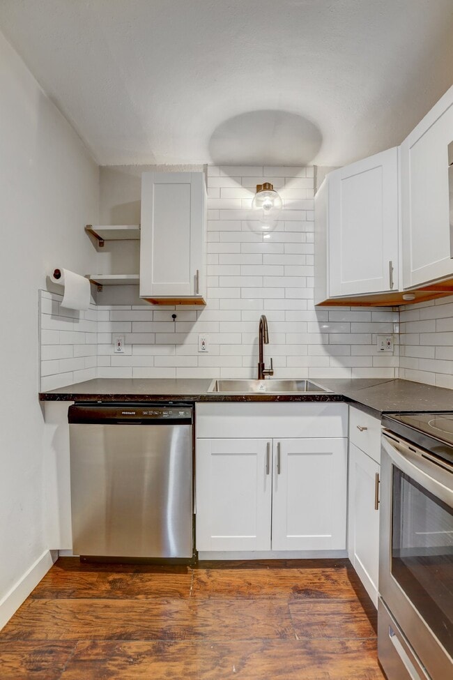 Building Photo - $1,295.95 - 1 Bed Updated Condo right by Cherry Creek Shopping Center!