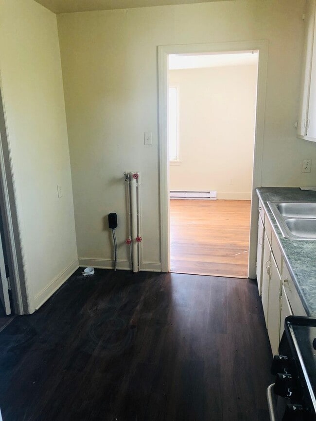 Building Photo - Adorable 3 bdrm/1bath House with Huge Back...