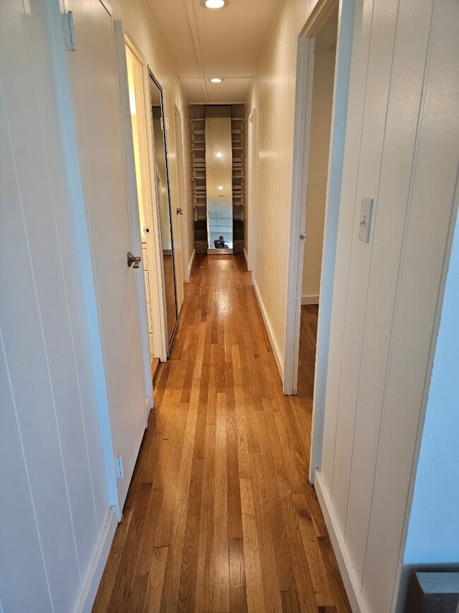 Building Photo - 3-Beds, 1.5-Bath Apartment with One tandem driveway parking space.