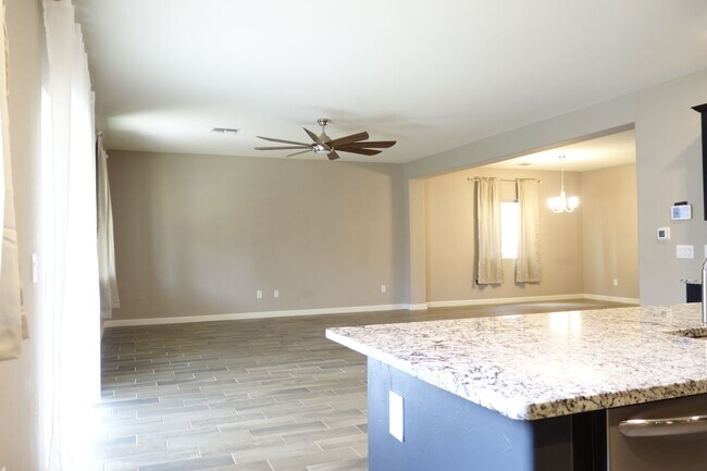 Building Photo - (Vail) Spacious 5 bedroom 3 bath house!