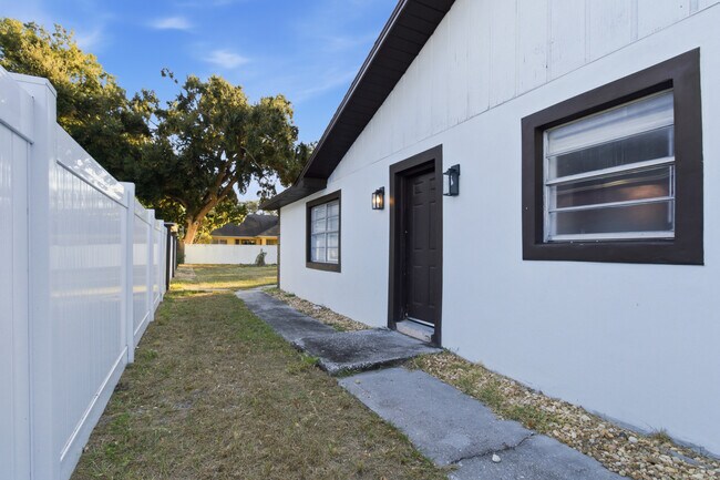 Building Photo - 4420 W Carmen St