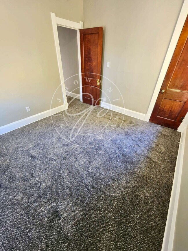 Building Photo - 2 bedroom Upper unit- over 1200 sq feet! Private enclosed porch! Water included!