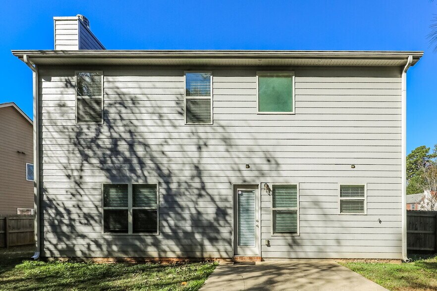 Building Photo - 705 Yukon Way