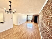 Building Photo - Three Bedroom Home with Spacious Bedrooms