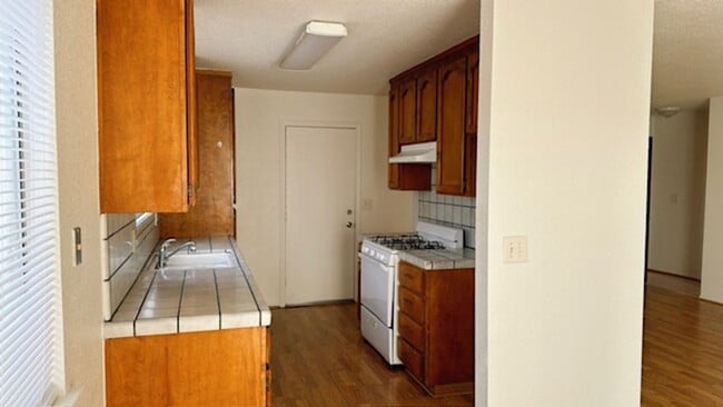 Building Photo - Walking distance to San Joaquin Elementary