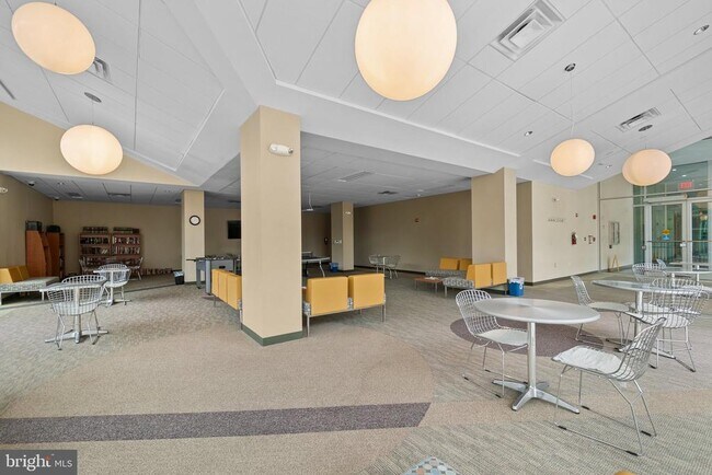 Building Photo - 4600 S Four Mile Run Dr